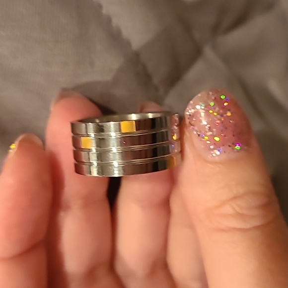 Stainless steel ribbed ring with goldtone highlights - Picture 7 of 8